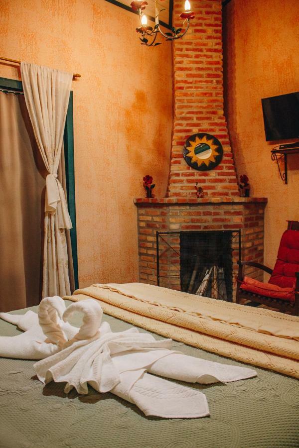 Verdes Em Cantos Pousada カランカス エクステリア 写真